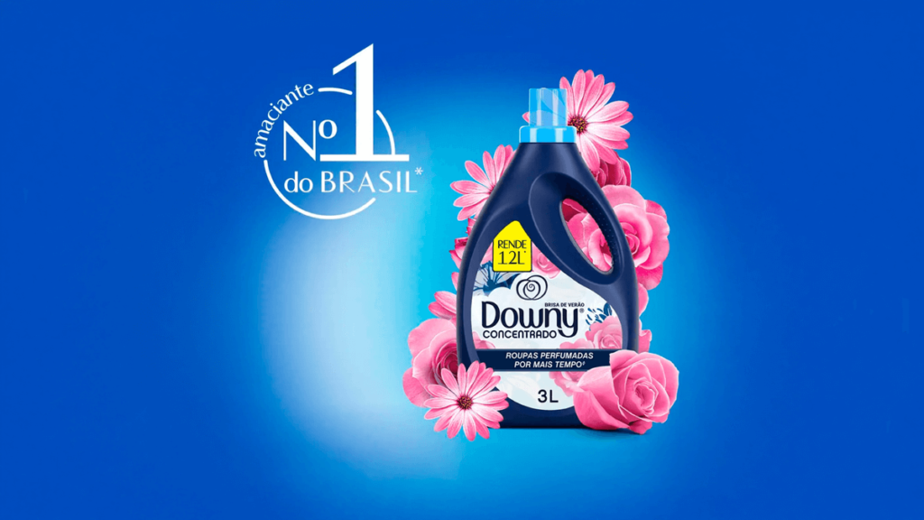 A imagem destaca o amaciante Downy Brisa de Verão 3L, cercado por delicadas flores que simbolizam o perfume duradouro e refrescante. Com o selo de amaciante Nº 1 do Brasil, ele reforça sua posição como favorito entre os consumidores. A embalagem azul elegante indica sua fórmula concentrada, que rende 12 litros e oferece maciez e perfume de longa duração. Perfeito para quem procura o melhor amaciante Downy em 2025, combinando qualidade, economia e fragrância incomparável.