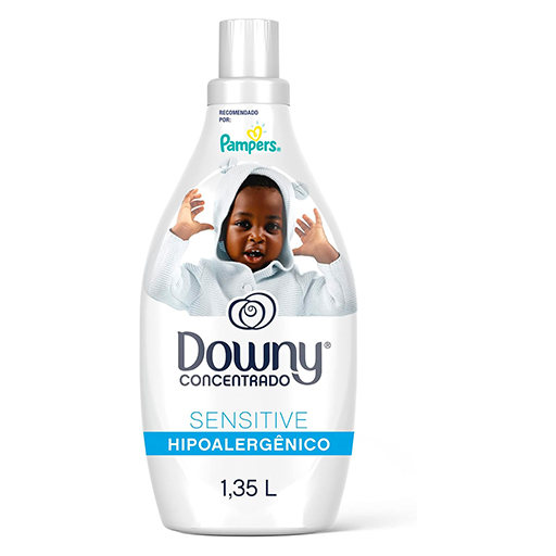 Embalagem do amaciante hipoalergênico Downy Sensitive concentrado, 1,35L, com destaque para um bebê sorrindo, ideal para peles sensíveis, dermatologicamente testado e livre de corantes e fragrâncias artificiais.
